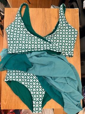 Women’s Green Reversible  4 Piece Swim Suit Top Is Size L Bottoms Size L